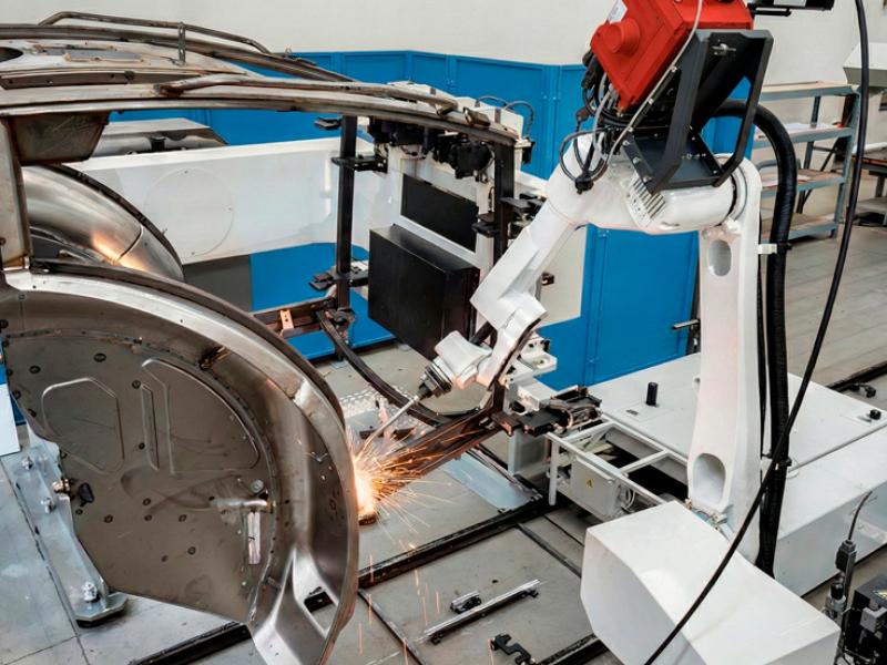 Tiesse Robot | Isola robotizzata per la saldatura ad arco di cabine trattore